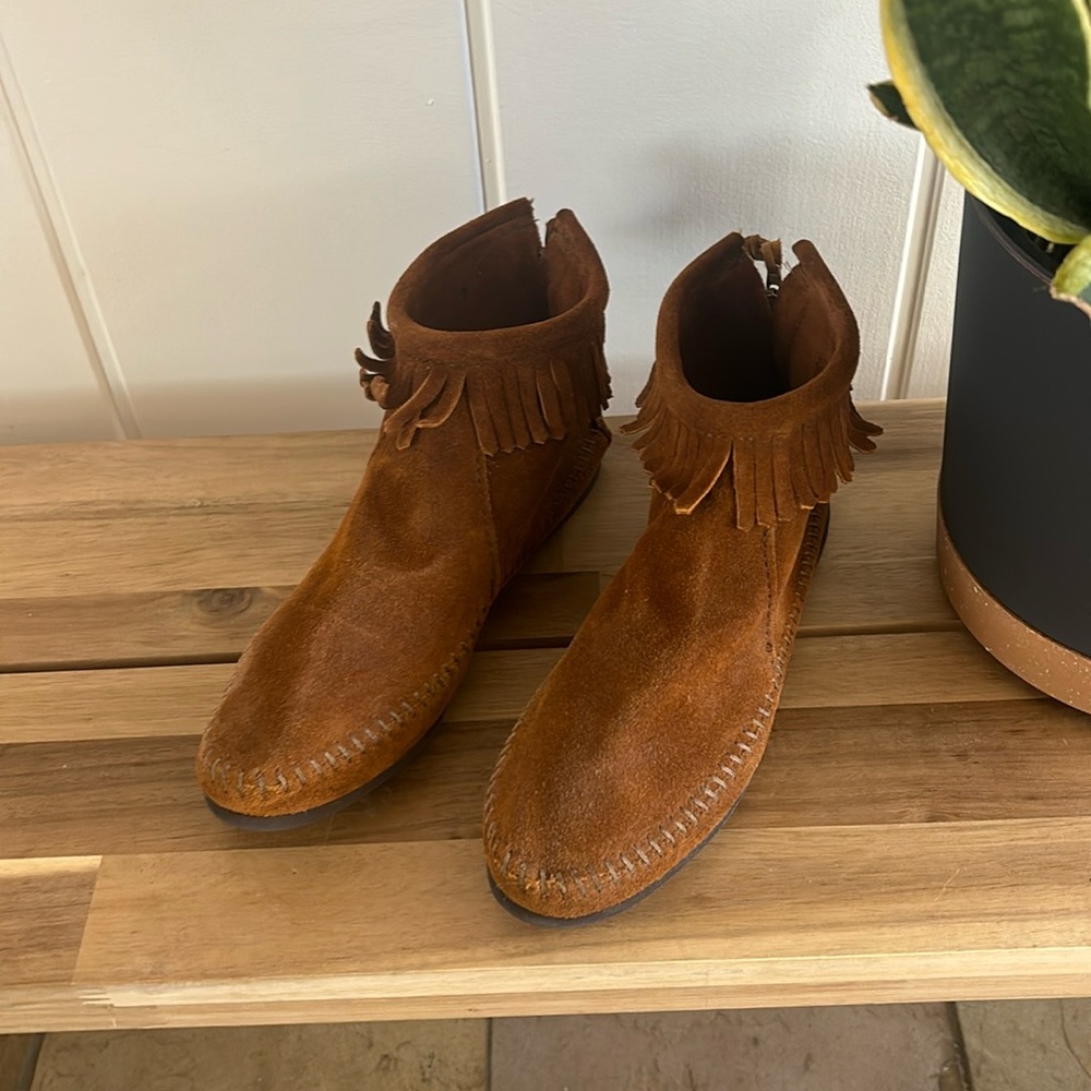 Minnetonka Classic Fringe Back Zip